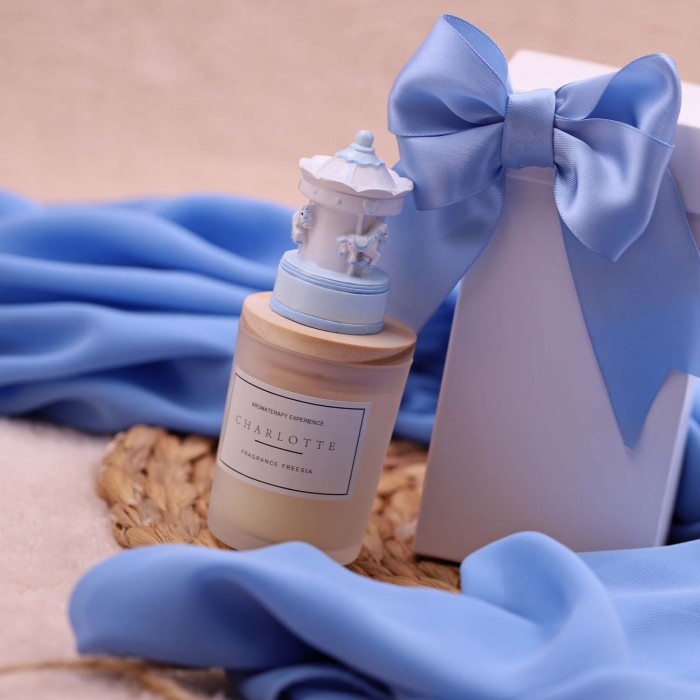 Bomboniere Battesimo maschietto a tema carosello in azzurro confezionato su candela profumata