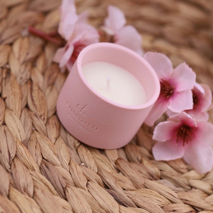 Elegante design: Contenitore rosa pastello minimalista con il nome "Charlotte" inciso.