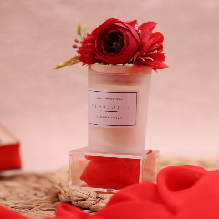 dettaglio singolo Eleganti Bomboniere per Laurea: Candele Profumate con Fiori su Vassoio Rosso per un Ricordo Speciale