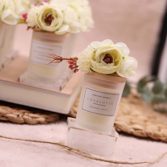Candele profumate racchiuse in raffinati bicchieri di vetro satinato con etichetta personalizzata "Charlotte".