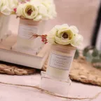 Candele profumate racchiuse in raffinati bicchieri di vetro satinato con etichetta personalizzata "Charlotte".