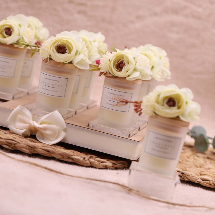 Set Completo: Composto da nove candele, tutte disposte su un elegante vassoio in legno.