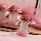 Composto da nove candele, tutte disposte su un elegante vassoio in legno.