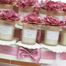 Candele in bicchiere di vetro satinato, con cera bianca profumata alla fresia e tappo in legno con bouquet di fiori malva