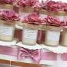 Candele in bicchiere di vetro satinato, con cera bianca profumata alla fresia e tappo in legno con bouquet di fiori malva