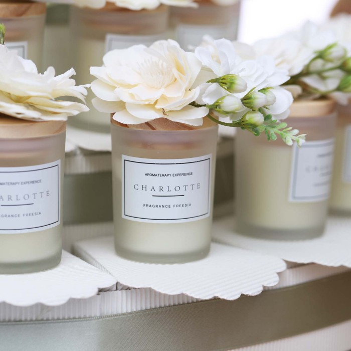 Torta Portaconfetti confezionata con Candele alla fresia profumata con Bouquet di fiori sintetici Panna e pistilli Salvia