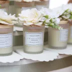 Torta Portaconfetti confezionata con Candele alla fresia profumata con Bouquet di fiori sintetici Panna e pistilli Salvia