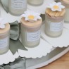 Confettata con Candele e Margherita in Porcellana su Torta Bomboniere