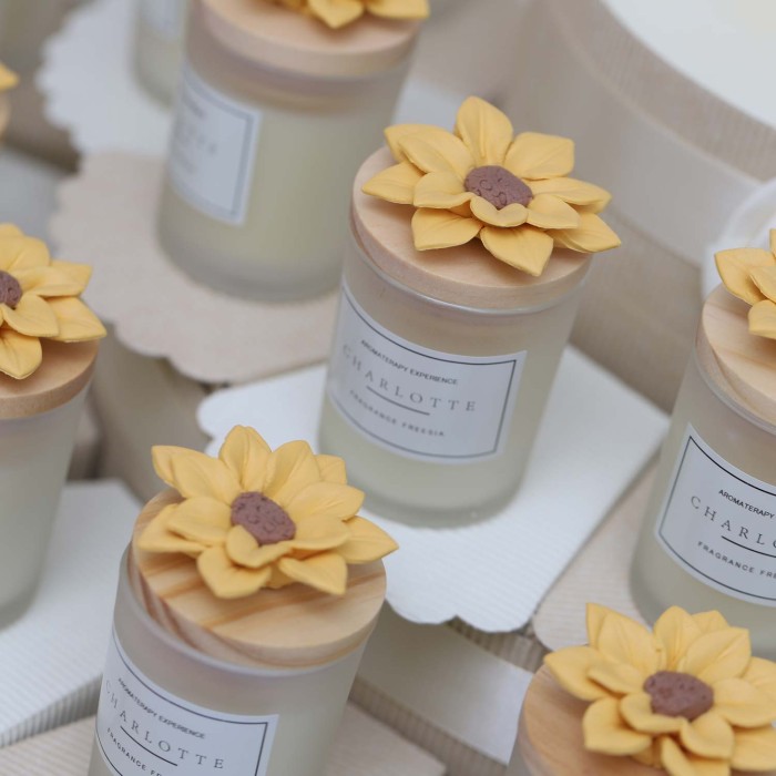 Candela Profumata con Girasole in Porcellana confezionata su torta