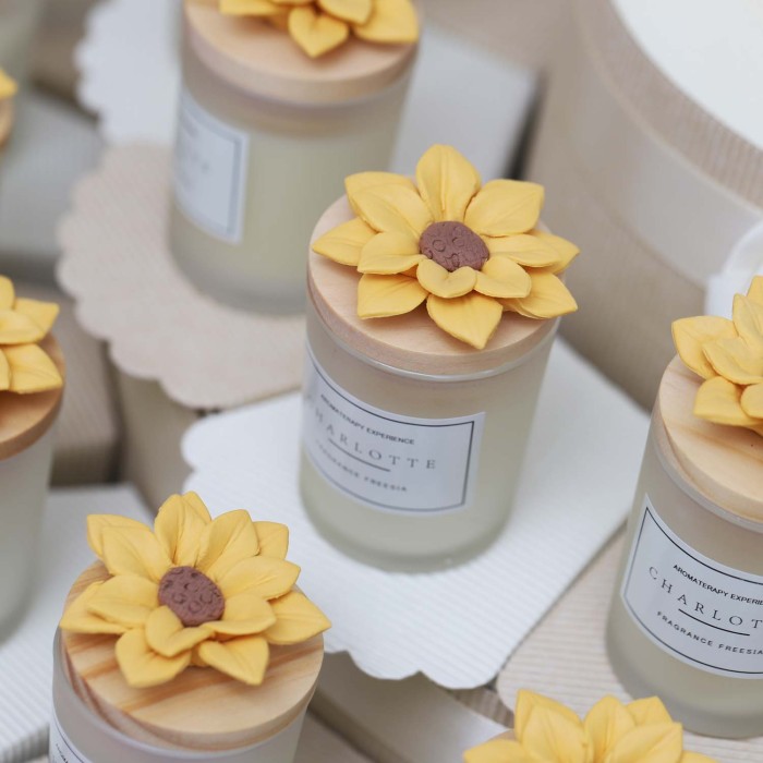 Candela Profumata con Girasole in Porcellana confezionata su torta