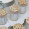 le candele sono disposte su una struttura a forma di torta da pasticceria, creando un allestimento armonioso