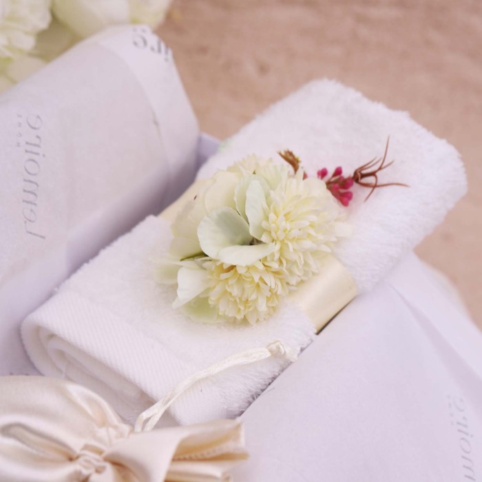 Bomboniere matrimonio confezionate in scatola da ceriomonia con sacchetto in raso abbinato