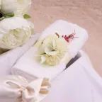 Asciugamano bianco e bouquet di peonie avorio - Bomboniere matrimonio confezionate