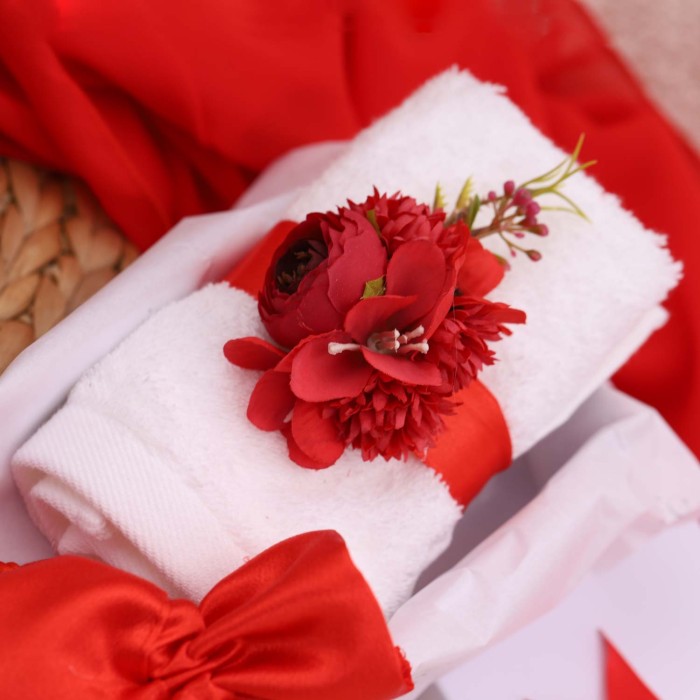 Bomboniere Laurea Confezionate - Asciugamano chiuso da un giro di nastro e un Bouquet Rosso di fiori e peonie