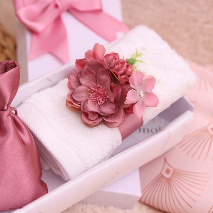 Bomboniera Asciugamano in Cotone e Raso Rosa Malva per il 18° Compleanno