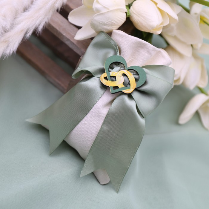 Sacchetto con Fedi Intrecciate in Legno - Bomboniera per Promessa di Matrimonio Sacchetto con Fedi Intrecciate in Legno - Bomboniera per Promessa di Matrimonio
