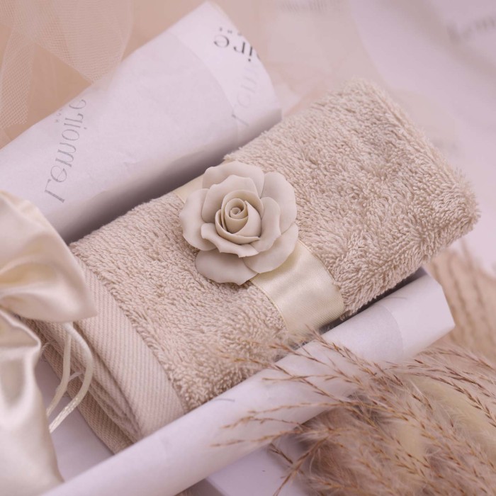 Confezione per Matrimonio - Bomboniere Asciugamani Avorio con Rosa in porcellana