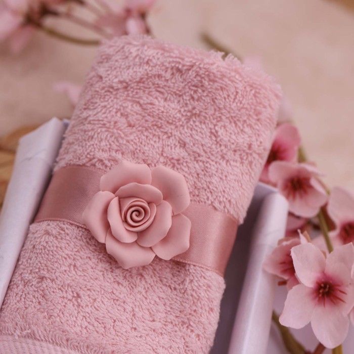 Asciugamano in Cotone con Rosa in Porcellana per Battesimo - Bomboniere Confezionate