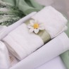 Bomboniere Promessa - Asciugamano bianco con dettagiio in salvia e Margherita in Porcellana