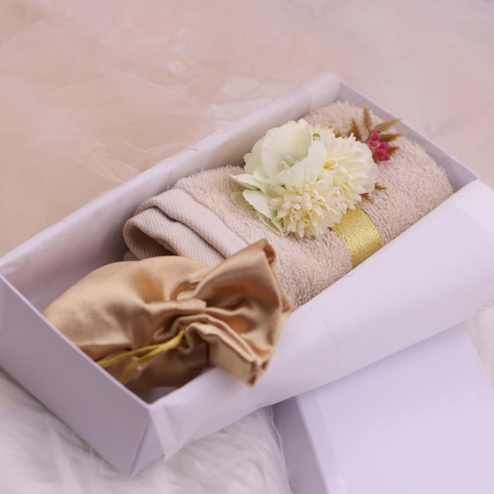Bomboniera Nozze d'oro - Asciugamano con Bouquet di fiori Avorio