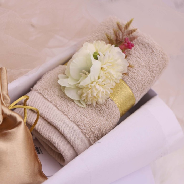 Bomboniera Nozze d'oro - Asciugamano con Bouquet di fiori Avorio