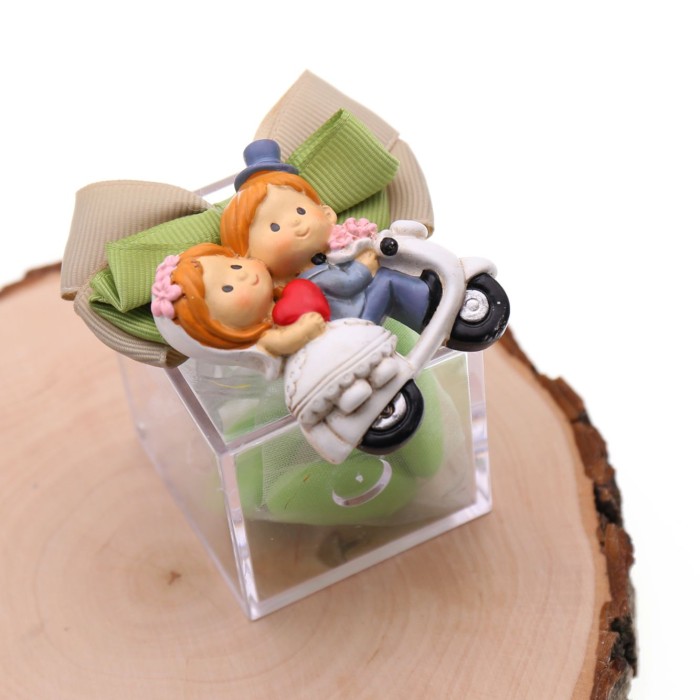 Magnete Sposini in Vespa Bomboniere Plexiglass Con confetti