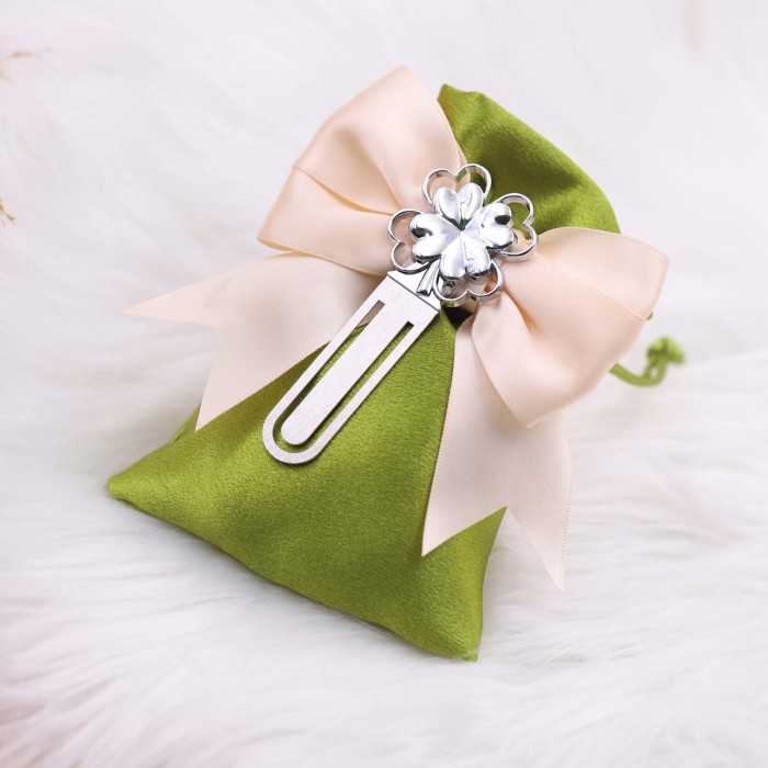 Segnalibro Quadrifoglio della Fortuna: Eleganza e Dolcezza per Ogni Occasione Segnalibro Quadrifoglio della Fortuna: Eleganza e Dolcezza per Ogni Occasione