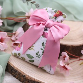 Design Elegante e Raffinato: Sacchetti in 100% cotone cuciti a mano, decorati con fiocchi di raso