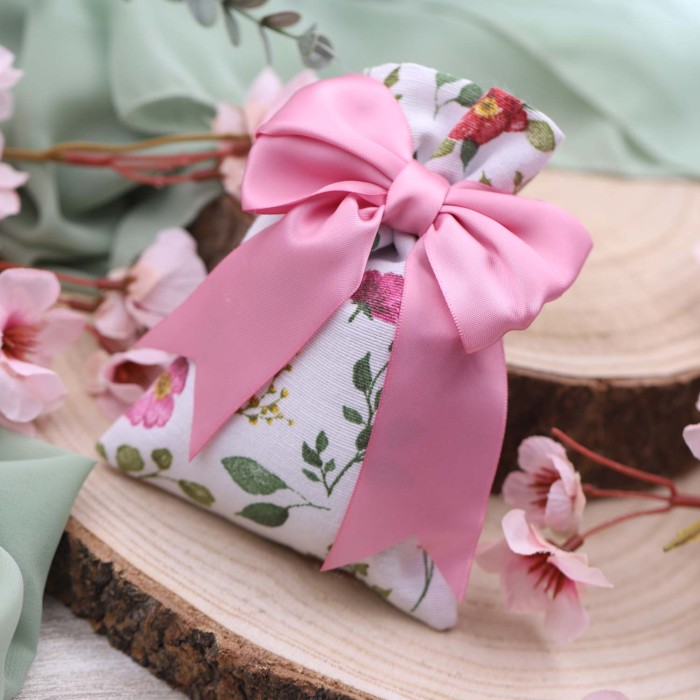 Design Elegante e Raffinato: Sacchetti in 100% cotone cuciti a mano, decorati con fiocchi di raso