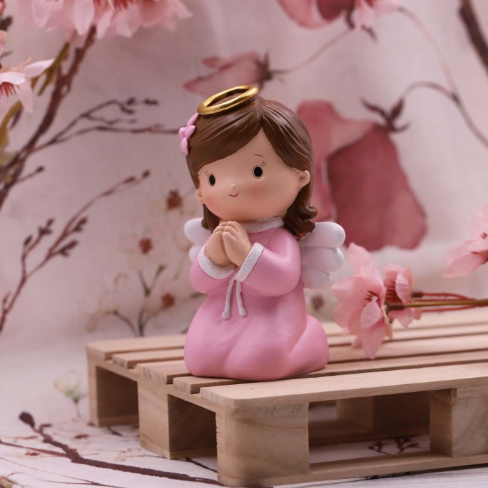 Raffigura una bimba angelica con aureola e ali, realizzata con materiali di alta qualità.