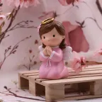 Raffigura una bimba angelica con aureola e ali, realizzata con materiali di alta qualità.