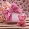 Bomboniera orsetto con candela di fiori rosa confezionata per battesimo bimba