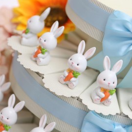 Statuine di 5 cm, coniglietti bianchi con carota tra le zampette confezionati con confetti e bigliettini