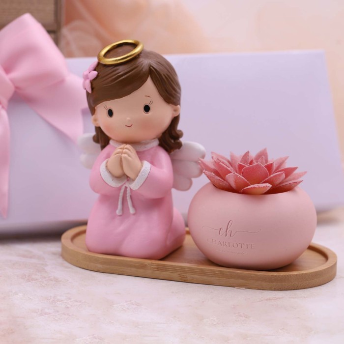 Maxi bimba Cherubino su piattino rosa con Piantina e vasetto in porcellana Rosa