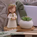 La bomboniera è avvolta in una scatola da cerimonia bianca con fondo e coperchio, impreziosita da un fiocco personalizzabile.