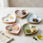 Elegante Antipastiera a Cuore in Ceramica con Base in Legno - Bomboniera Utile