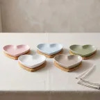 Elegante Antipastiera a Cuore in Ceramica con Base in Legno - Bomboniera Utile