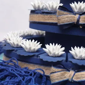 Prima Comunione bomboniere Riccio Marino in porcellana confezioni su torta