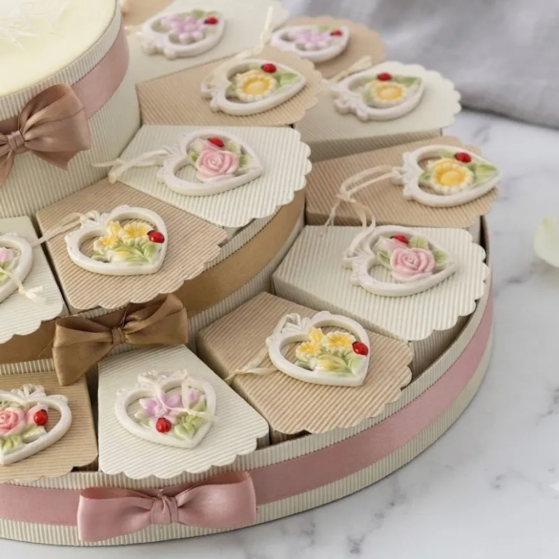 Appendino Cuore con Fiori Eleganti