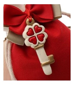 Chiave con nappina rossa e quadrifoglio per bomboniere laurea DIY