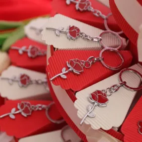 Bomboniera Matrimonio o Compleanno Portachiavi Rosa rossa Su Torta