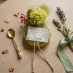 Elegante Portaconfetti con Anello Oro, Velo e Fiori Verde Salvia