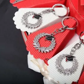Torta Bomboniere Laurea con Portachiavi Corona d'Alloro e Tocco