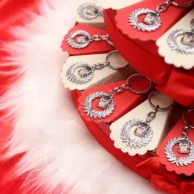 Torta Bomboniere Laurea con Portachiavi Corona d'Alloro e Gufetto