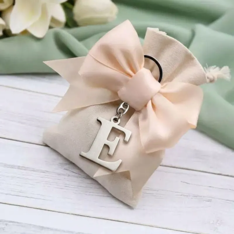 Bomboniera Sacchetto con Portachiavi Lettera E in Metallo Cromato - Personalizzabile con Confetti e Bigliettino