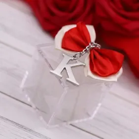 Bomboniera Keychain Lettera K in Metallo Cromato su Scatola Cubo Plexiglass 5cm