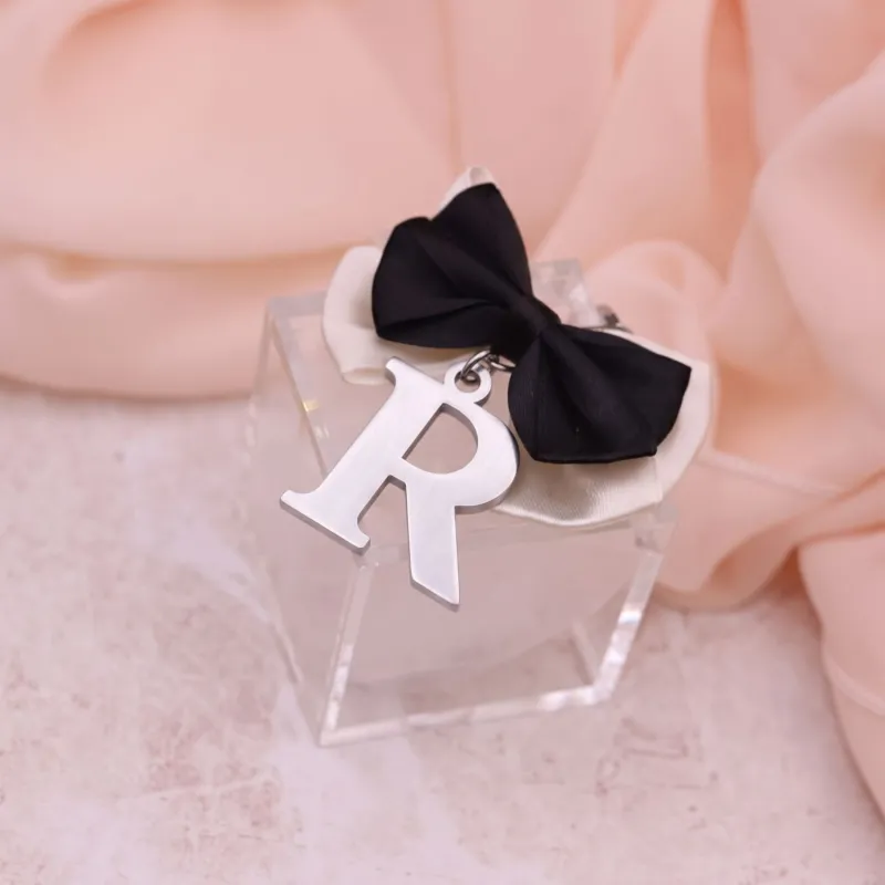 Iniziale Lettera "R" confezionata su scatolina in plexiglass