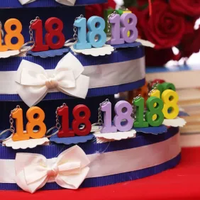 Torta Bomboniere 18° Anno con Portachiavi Numero 18 Mix Color, Fettine Portaconfetti e Bigliettini Personalizzati
