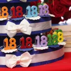 Torta Bomboniere 18° Anno con Portachiavi Numero 18 Mix Color, Fettine Portaconfetti e Bigliettini Personalizzati