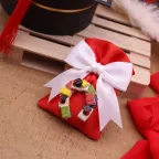 Sacchetto bomboniera laurea con appendino ferro di cavallo e libroni